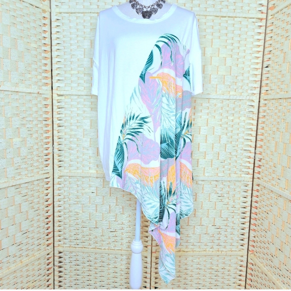 NWT L Love M Tropical Contrast Asymmetrical Hem Women's Top